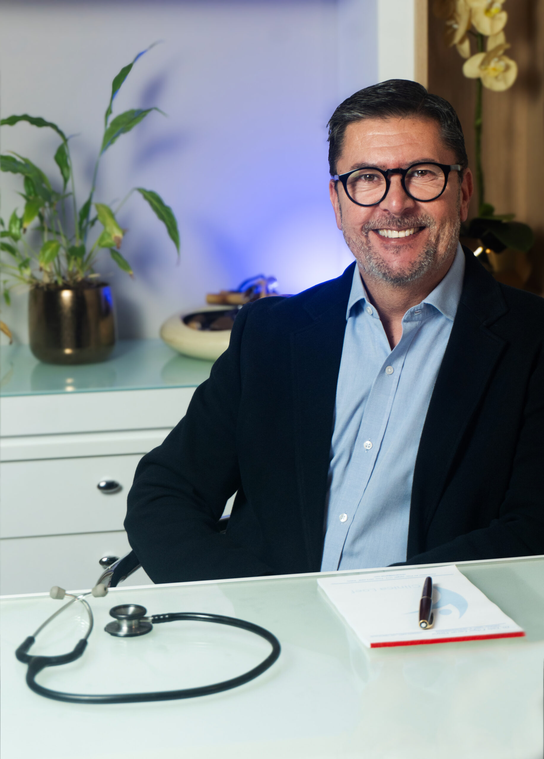 Dr. Luis Filipe Vieira em seu consultório
